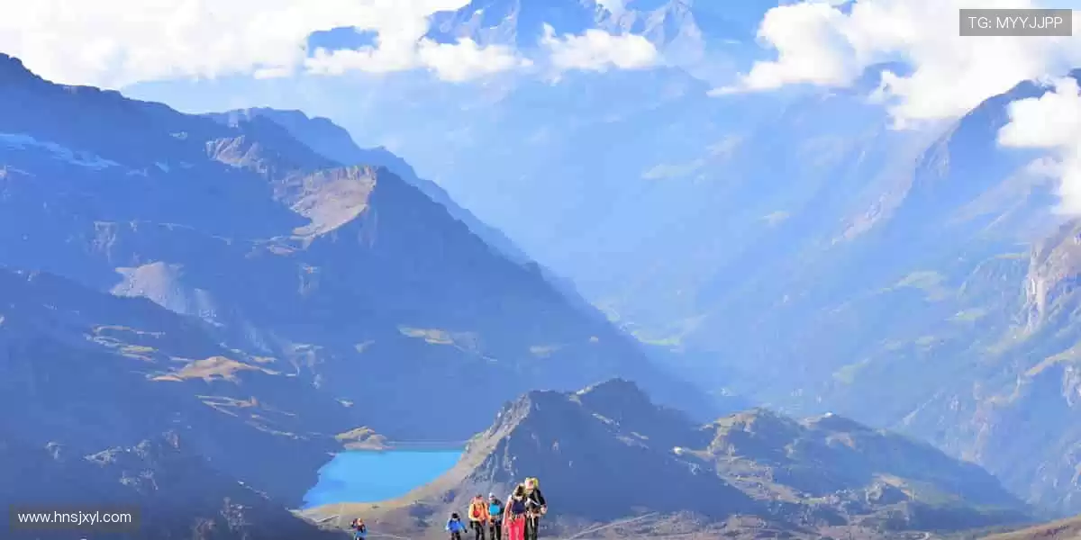 🎁 周边好物,把赛场带回家!